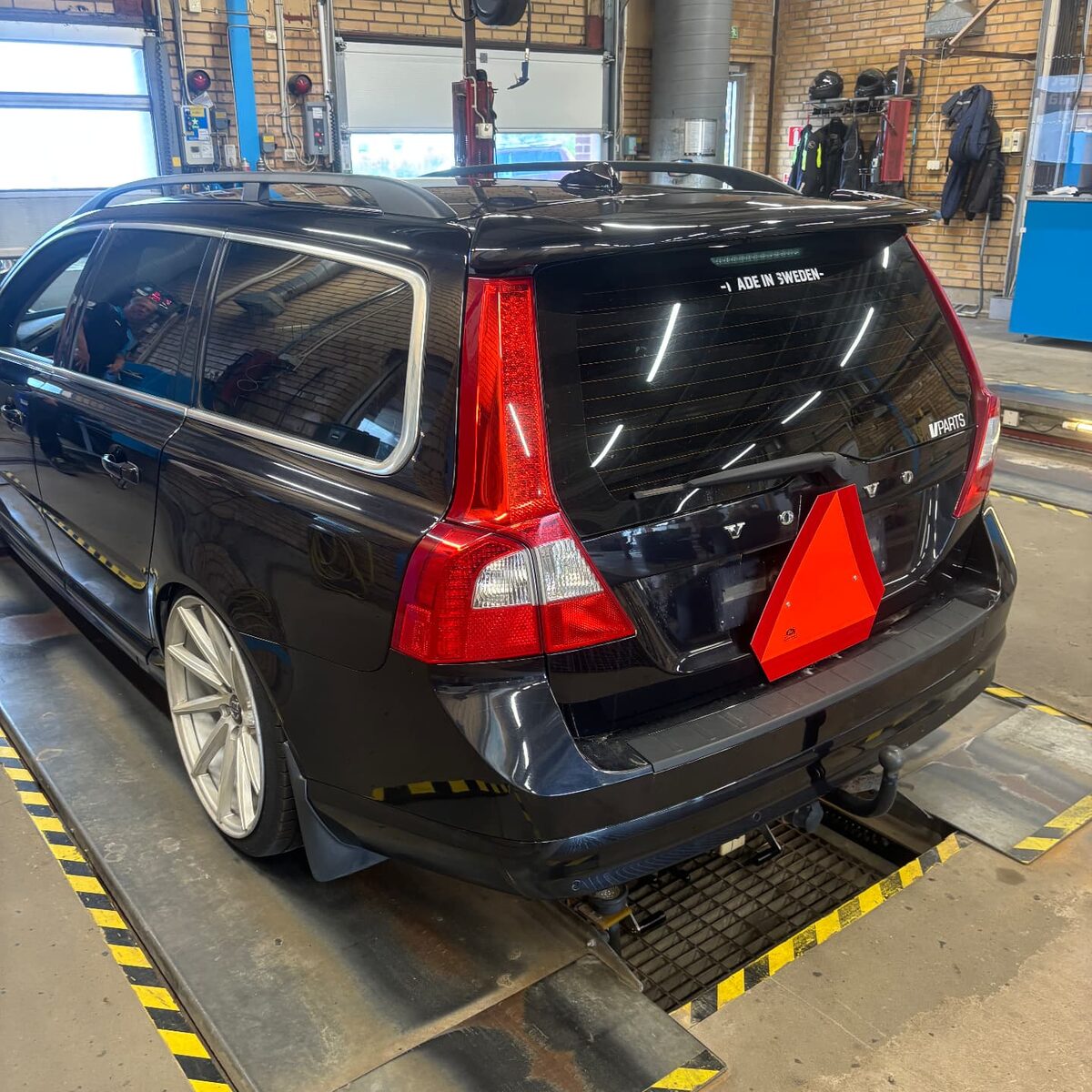 Svart Volvo V70 på bromsprovare med LGF-skylt