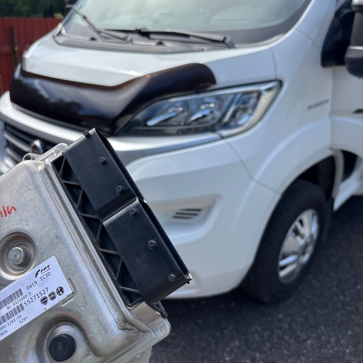 Urplockad ECU framför husbil på Fiat Ducato-chassi