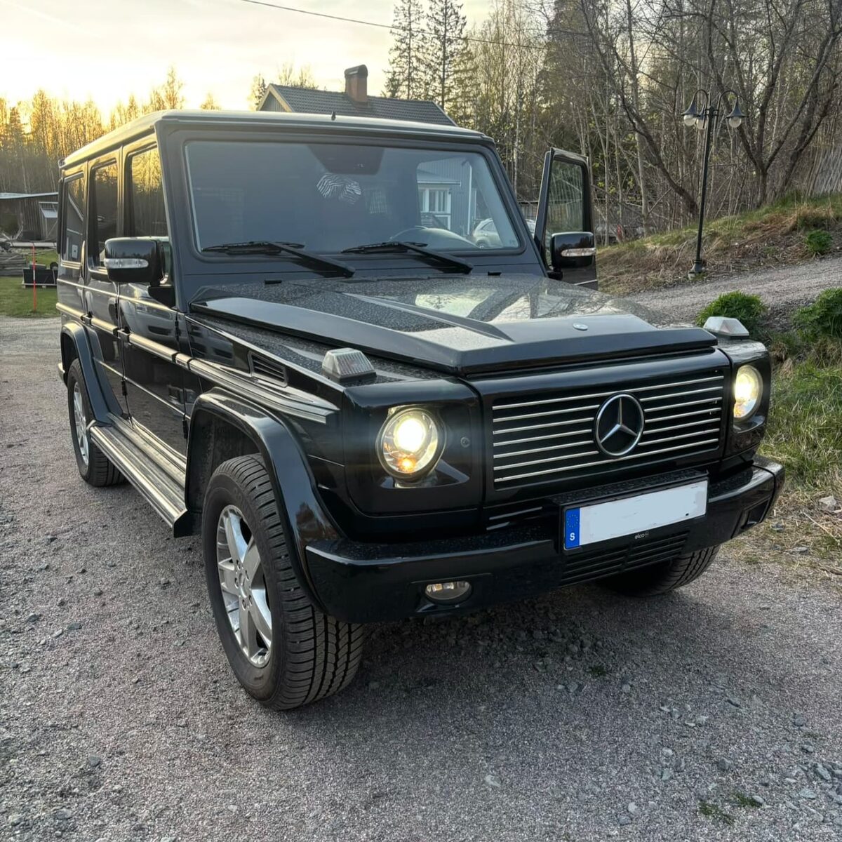 Svart Mercedes G-klass i kvällsljus