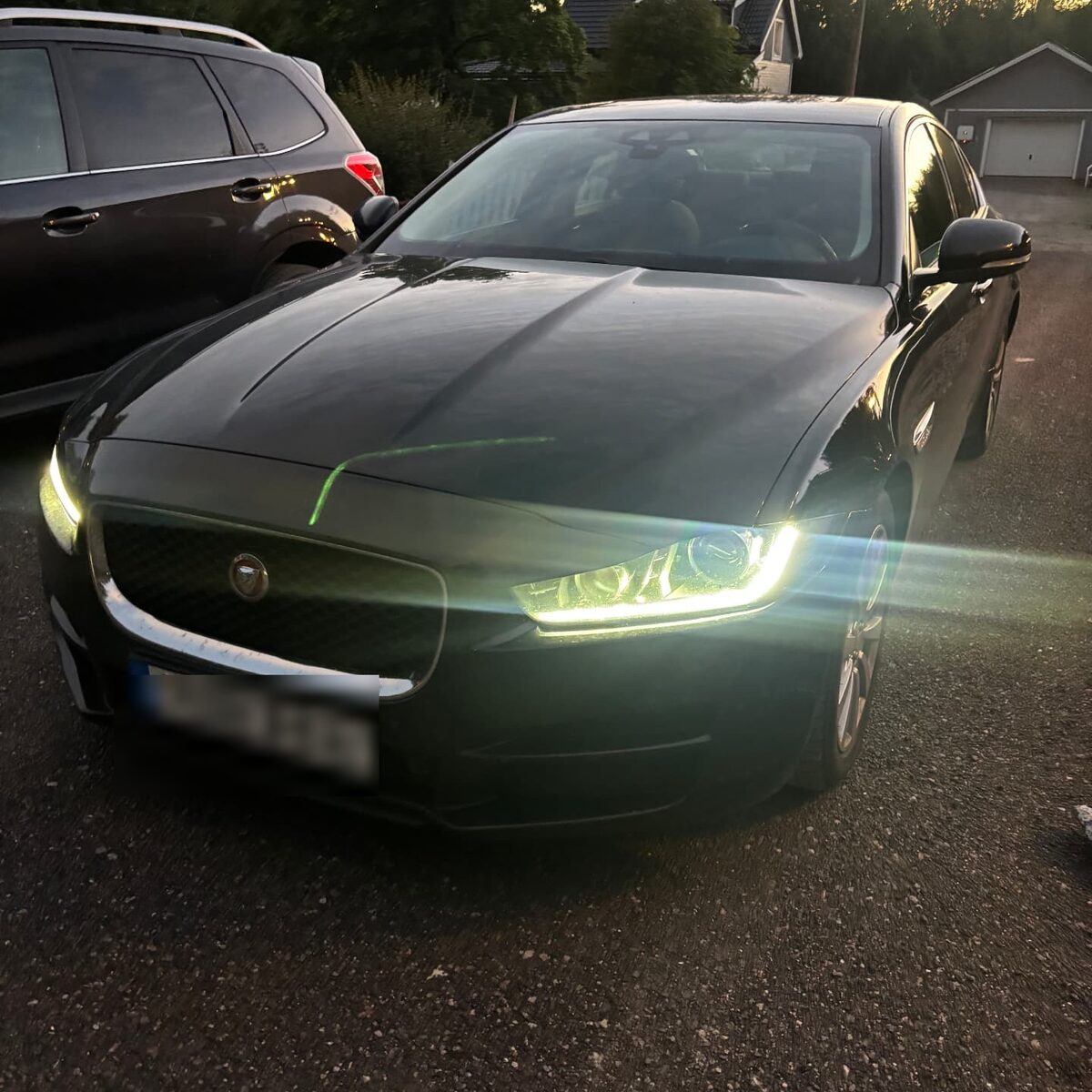 Jaguar XE i kvällsljus efter mjukvaruoptimering