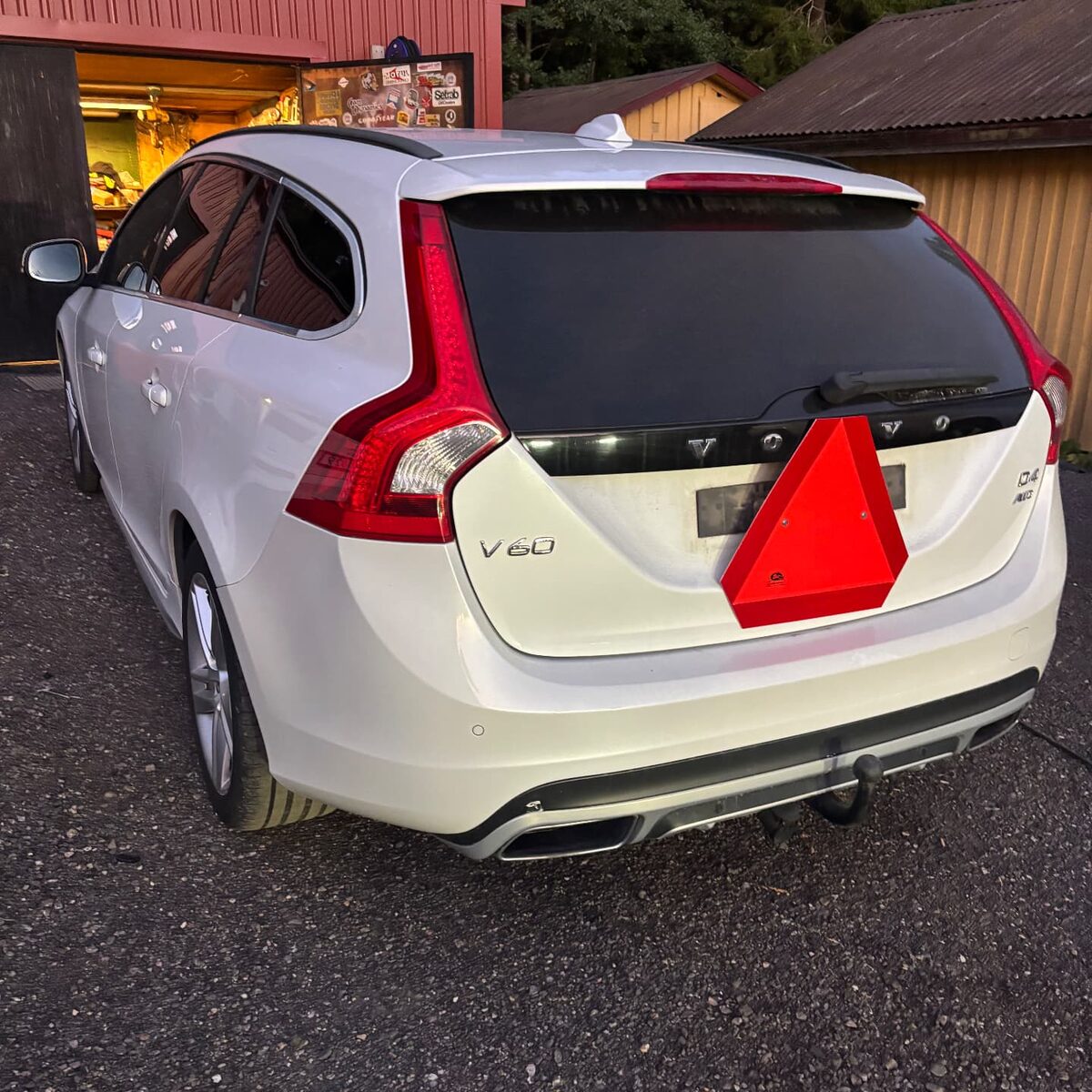 Vit Volvo V60 ombyggd till A-traktor med LGF-skylt